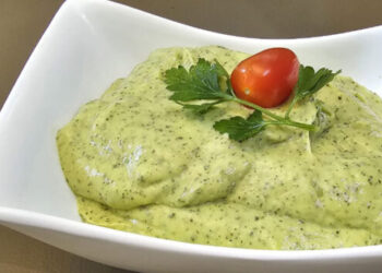 סלט אבוקדו -פסטו