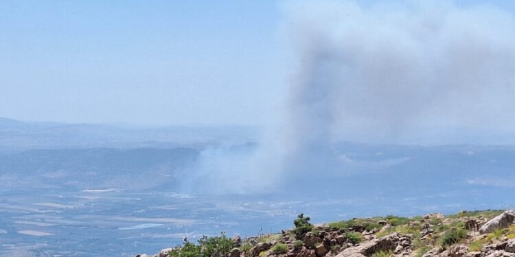 כך נראית קריית שמונה המופגזת מהחרמון