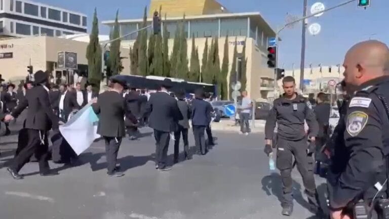 תומכי הפלג הירושלמי הפגינו נגד חוק הגיוס