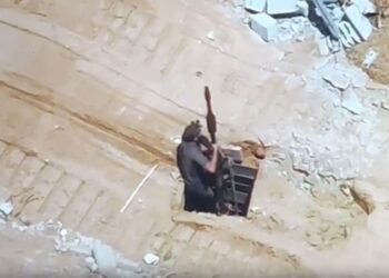 צפו: מחבל יוצא ממנהרה עם טיל ומחוסל