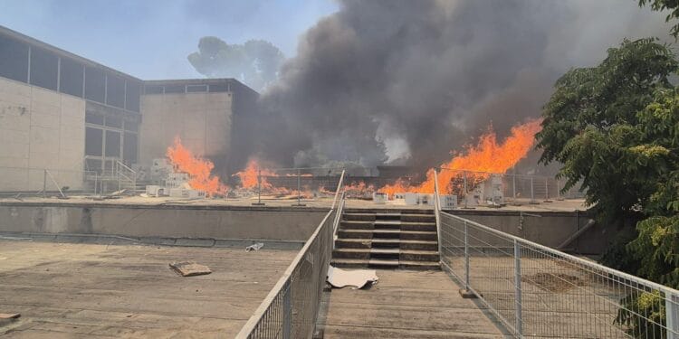 שריפת ענק מאיימת על מוזיאון ישראל בירושלים