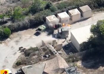 צפו: באין מפריע חיזבאללה מעל מוצב מפוצץ רחפן נפץ