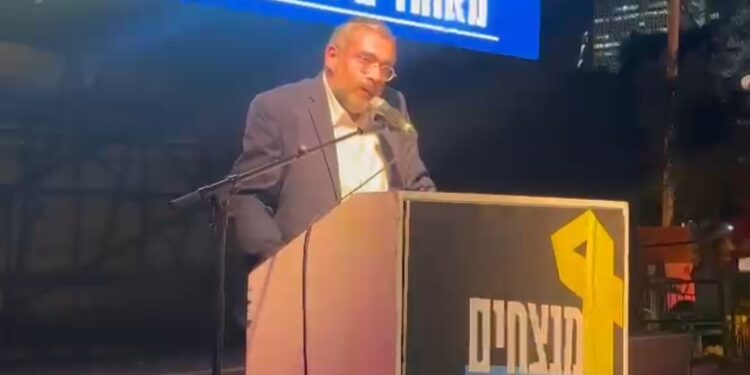 צפו: האב החרדי שבנו נחטף ונרצח בנאום מרגש