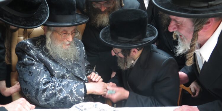 הגאב”ד פסק לרפואת האדמו”ר שהאריך חייו ב-12 שנה