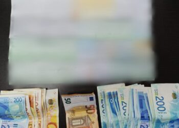 פרצו לרכב בבני ברק וגנבו תכשיטים, צ’קים ומזומנים