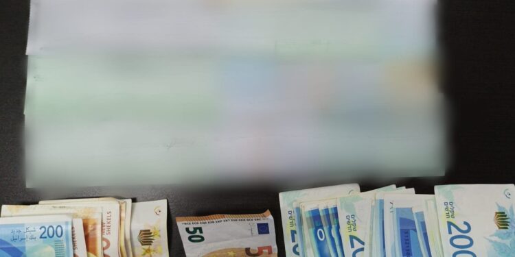 פרצו לרכב בבני ברק וגנבו תכשיטים, צ’קים ומזומנים