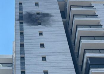 אזעקות בנהריה: פגיעה ישירה בבניין רב קומות