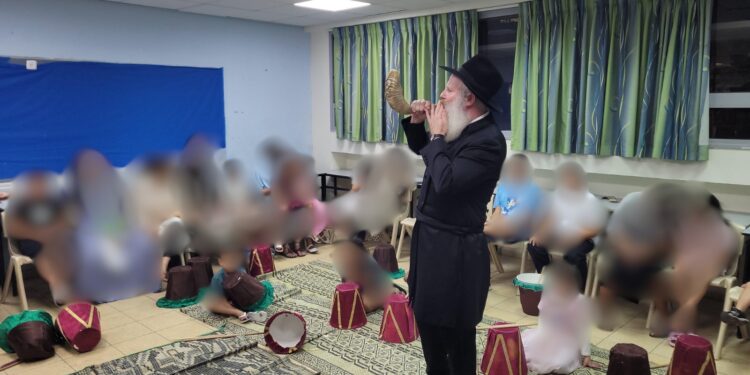 הנשים שחולצו מהכפרים הערביים התפללו לשלום החטופים