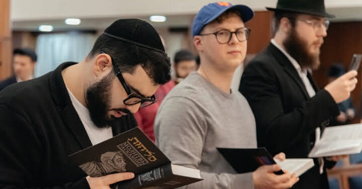 “סליחות נאכט אין מוסקבה”: הצלם לוי נאזרוב מגיש גלריה מעוררת