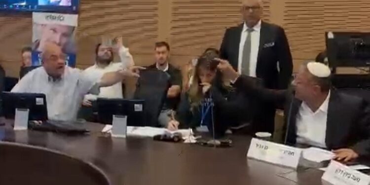 צפו: מהומה בין בן גביר וטיבי בדיון על גירוש משפחות מחבלים