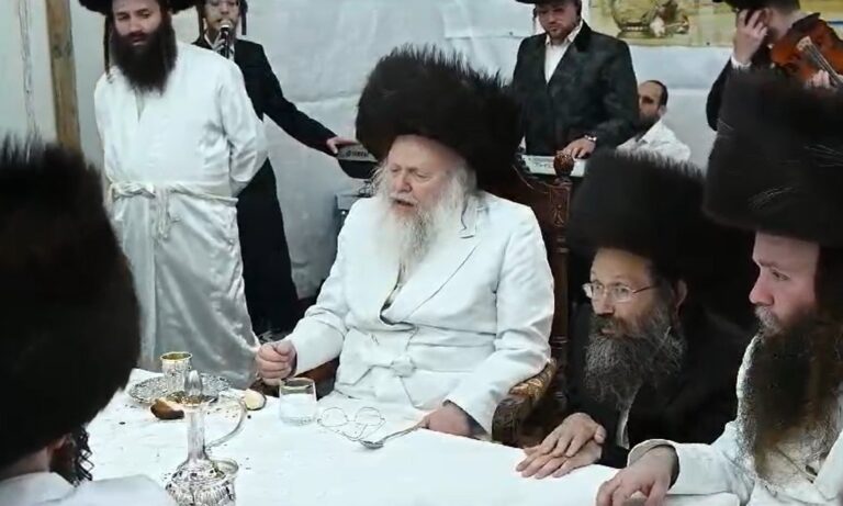 צפו: עריכת השוה"ט בחצר חסידות קאמארנא ליל הושענא רבה