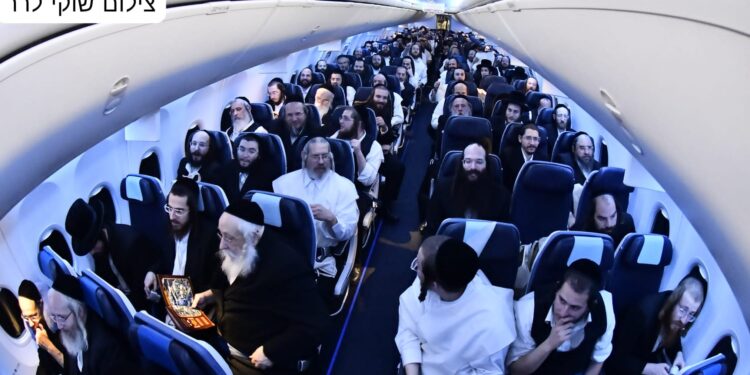 מאות חסידי ויז’ניץ במסע קודש לציון ה’צמח צדיק’