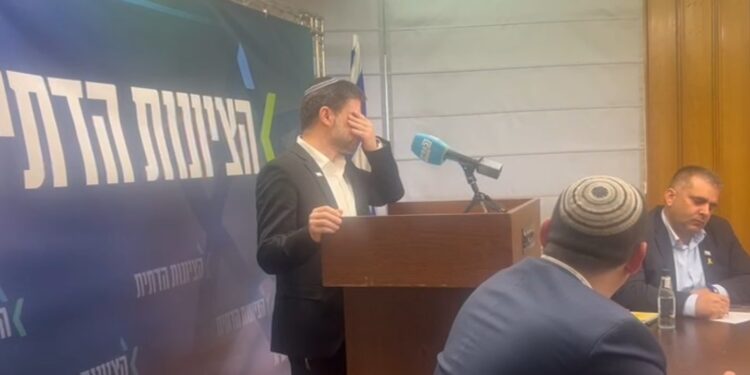 צפו: כשסמוטריץ התייפח במהלך ישיבת הסיעה