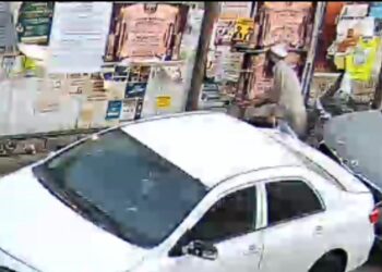 צפו: בלי בושה תולשים מודעות לעצרת לזכר הנופלים