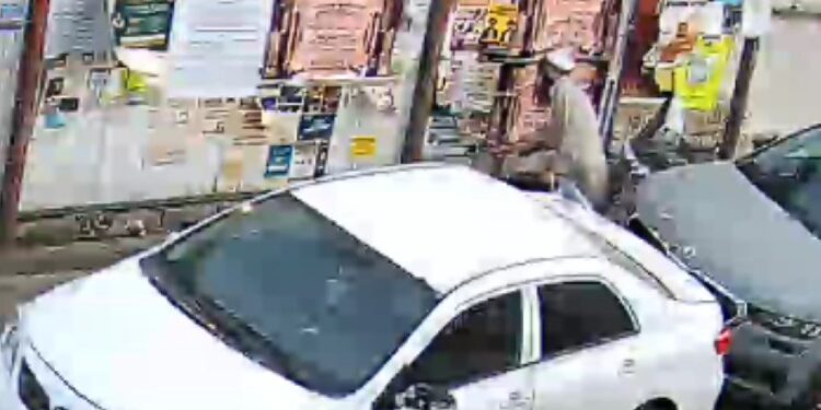 צפו: בלי בושה תולשים מודעות לעצרת לזכר הנופלים