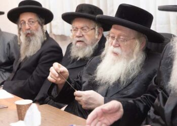 צפו: חברי בד”צ העדה החרדית בבדיקת סכיני השחיטה