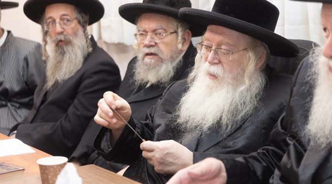 צפו: חברי בד”צ העדה החרדית בבדיקת סכיני השחיטה