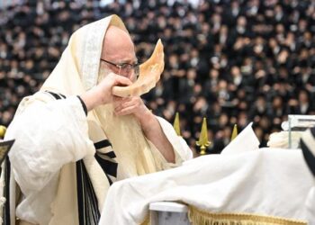 גלריה מערב ומוצאי יו”כ בחצר הקודש צאנז