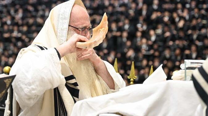 גלריה מערב ומוצאי יו”כ בחצר הקודש צאנז