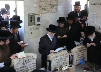 האדמו”ר מסערט ויז’ניץ עלה לציון סבו בעל ה’מקור ברוך’