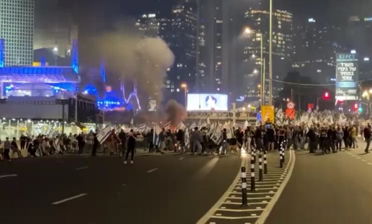 מפגינים חוסמים את נתיבי איילון במחאה על פיטורי גלנט