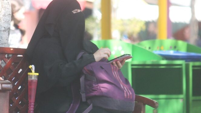 שוויץ: בעוד חודש וחצי יחל האיסור ללבוש ‘בורקה’ במרחב הציבורי