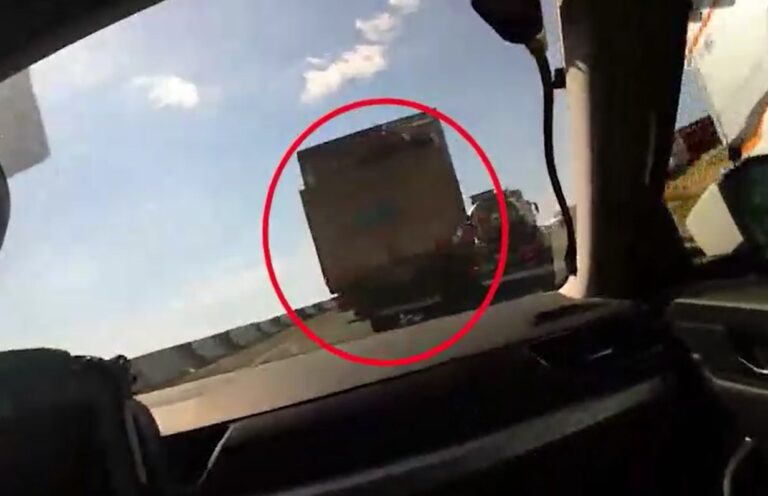 צפו: נהג המשאית העיף רכבים לצד הדרך ולבסוף נעצר