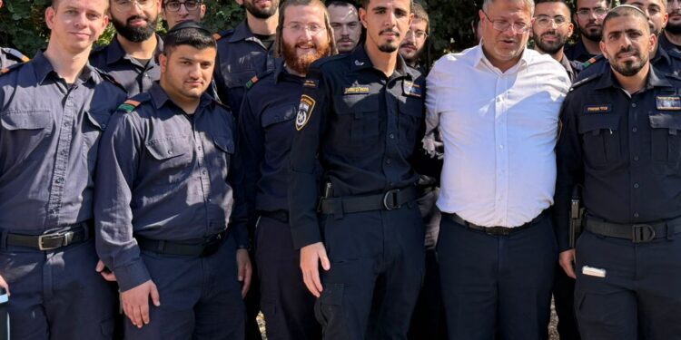 השר בן גביר נפגש עם צעירים חרדים שהתגייסו למשטרה