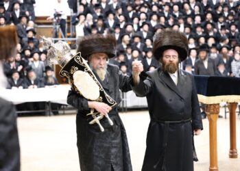 האדמו”ר מראחמיסטריווקא בהכנסת ס”ת של הזוכה בהגרלת ‘יד לאחים’