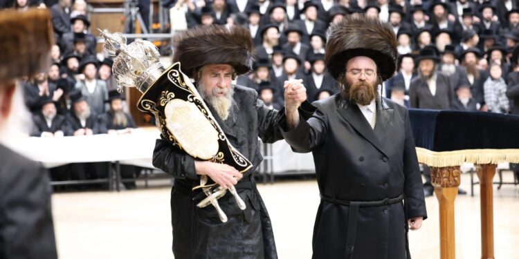 האדמו”ר מראחמיסטריווקא בהכנסת ס”ת של הזוכה בהגרלת ‘יד לאחים’