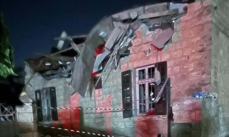 צפו: ההרס מפגיעת הרקטה בבית הכנסת בחיפה