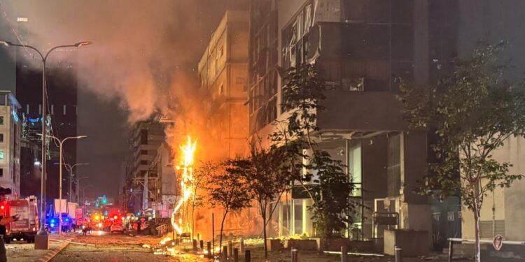 חמישה נפגעים בבני ברק לאחר שיגור רקטה מלבנון