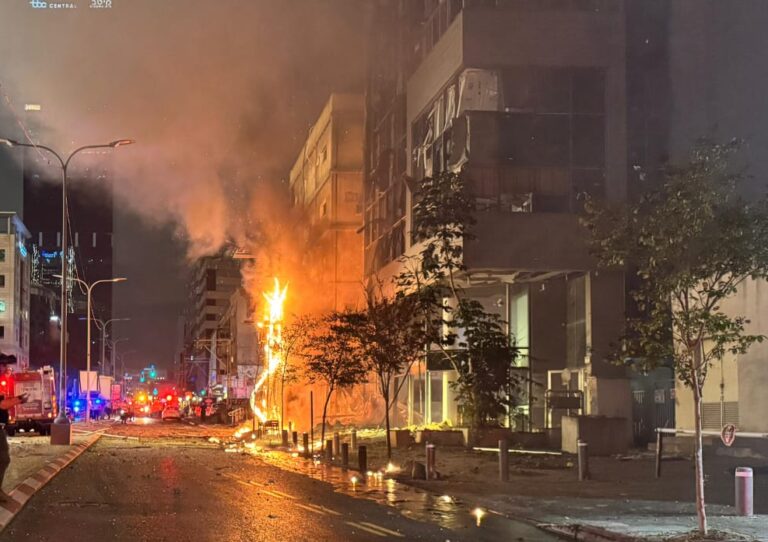 חמישה נפגעים בבני ברק לאחר שיגור רקטה מלבנון