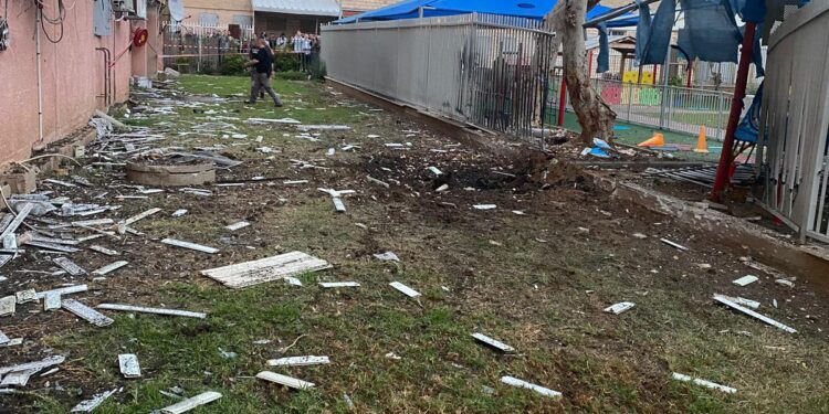 רקטה פגעה ליד גן ילדים בעכו – חמישה הוגדרו נפגעי חרדה