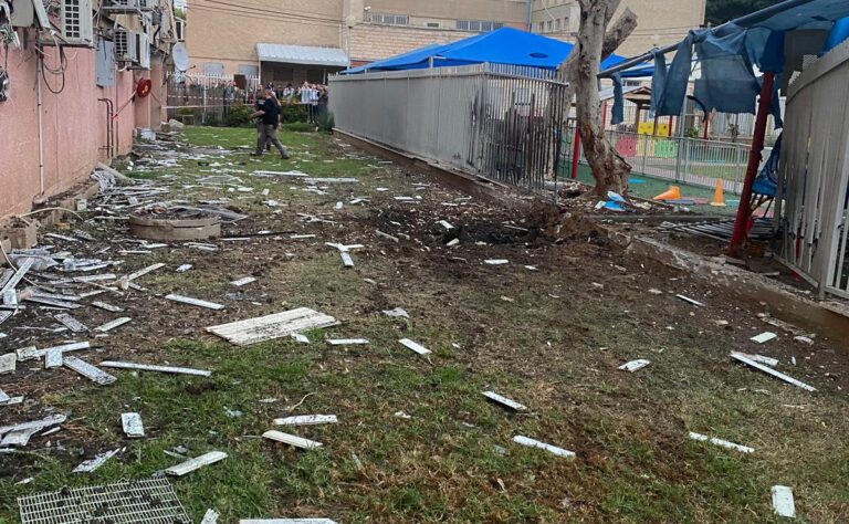 רקטה פגעה ליד גן ילדים בעכו - חמישה הוגדרו נפגעי חרדה