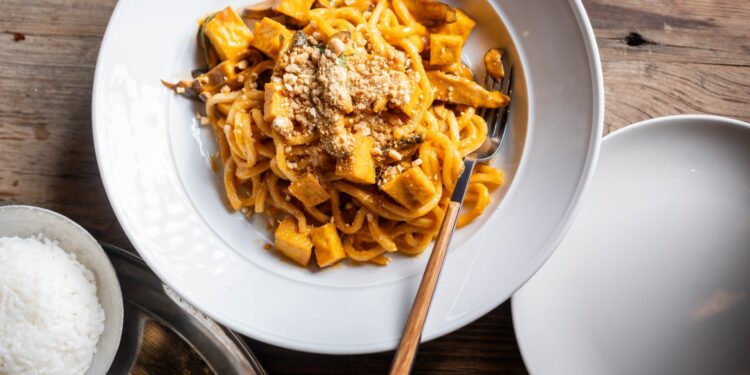 אטריות אודון מוקפצות עם קארי ובוטנים – בסגנון תאילנדי