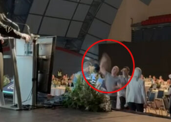 צפו: אלמוני זורק חפץ לעבר גולדקנופף בועידה בחיפה