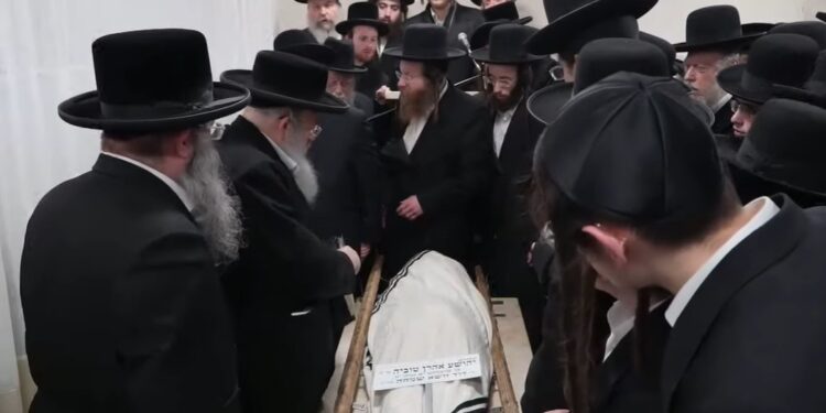 המונים בהלוויית הילד שנרצח בפיגוע אמש בסמוך לביתר