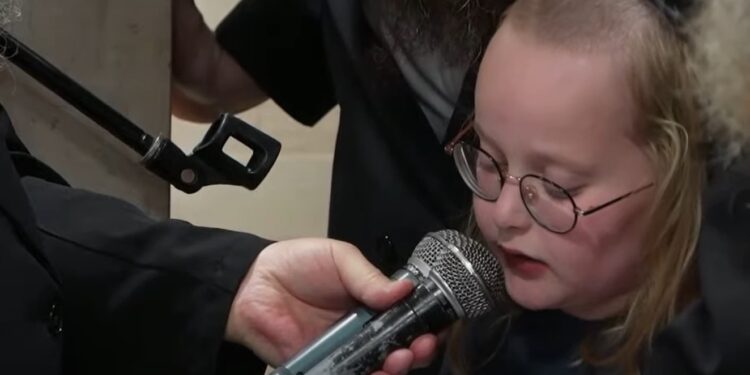 המונים בהלוויית הילד שנרצח בפיגוע אמש בסמוך לביתר