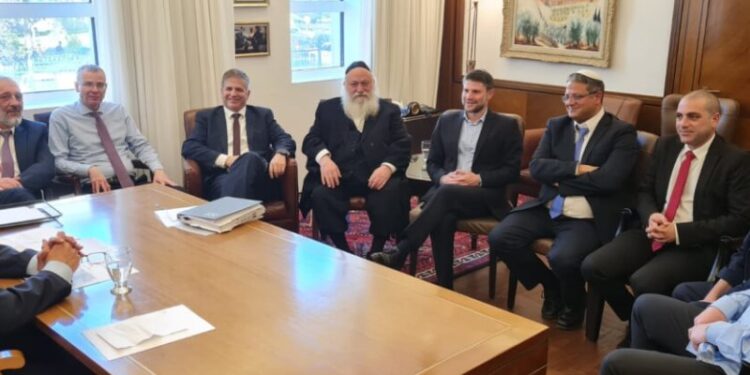 ראשי הקואליציה התכנסו לדון בהדחת היועמשית וחוק הגיוס