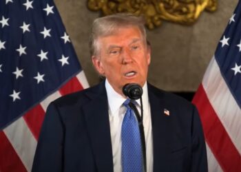 טראמפ שב והזהיר: הגיהנום יפרוץ אם החטופים לא ישובו