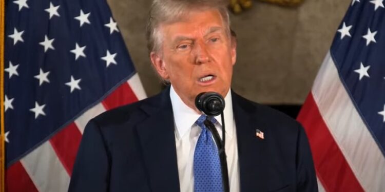 טראמפ שב והזהיר: הגיהנום יפרוץ אם החטופים לא ישובו