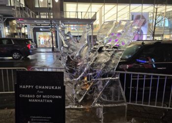 למרות הקור של מנהטן – חנוכיית הקרח נמסה