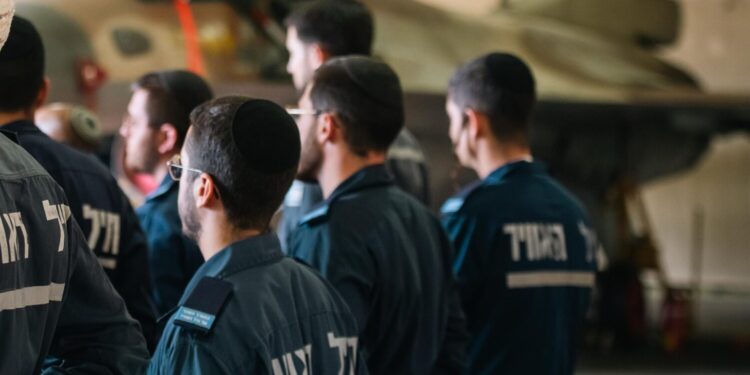 אמש טקס סיום של חרדים לתפקיד טכנאי מטוסי קרב
