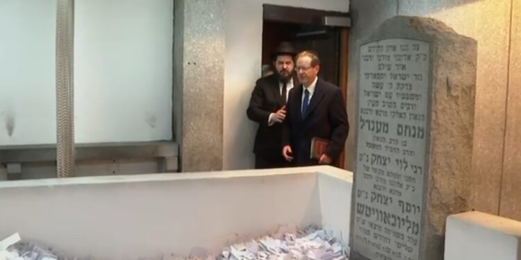 נשיא המדינה ביקר בציון כ”ק האדמו”ר מחב”ד זצוקל”ה