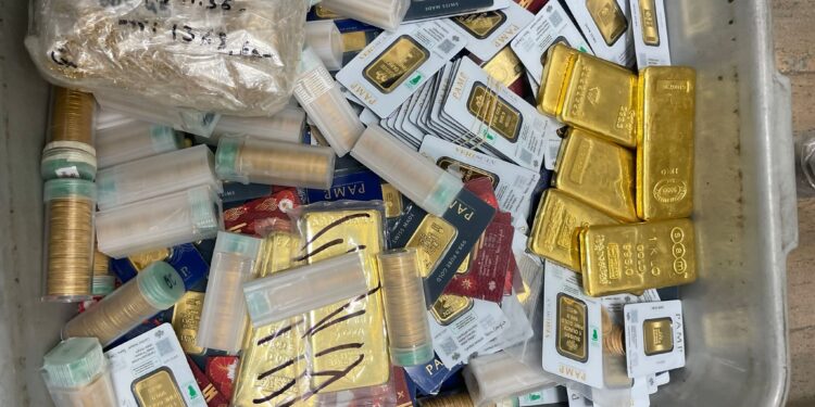 נתב”ג: נתפס כשהוא מנסה להבריח 35.5 ק”ג זהב