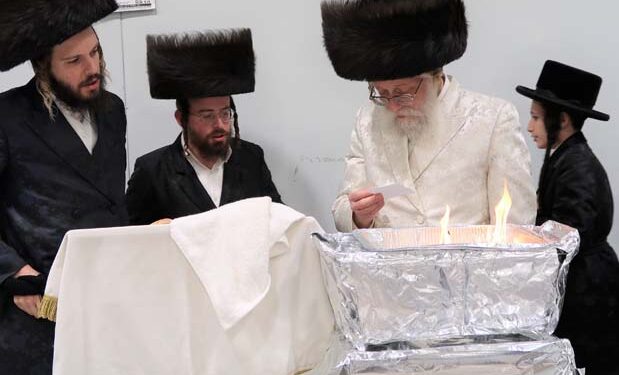 מעמד שריפת פתילות ע”י האדמו”ר משאץ דרהאביטש