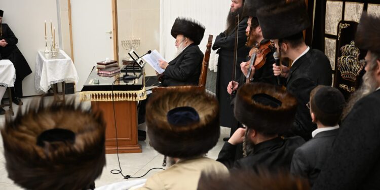 חנוכה בחצר הקודש קאמרנא – בית שמש