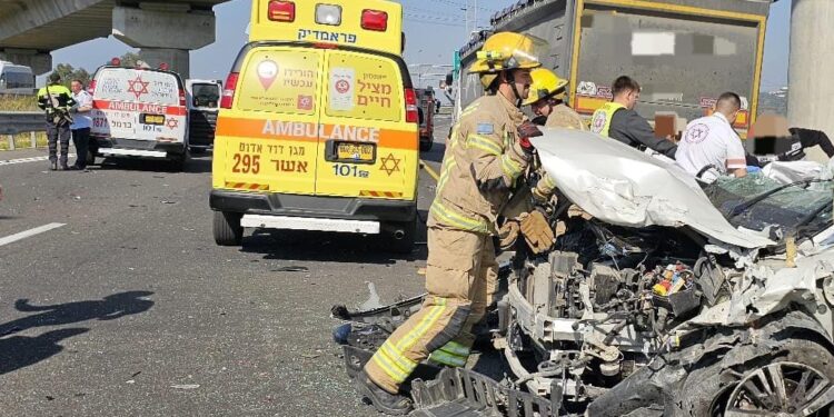 משאית פגעה ברכבים: אישה ותינוק נהרגו ושישה נפצעו