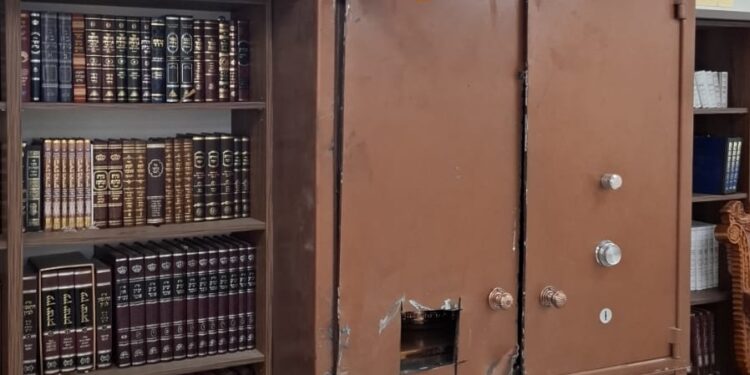 שב”חים משכם פרצו לבית כנסת בבת ים – חללו ס”ת וגנבו כסף